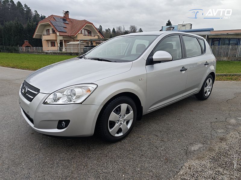 Kia&nbsp;Ceed&nbsp;<small><strong>1.4 benc CVVT   80 kW LX CITY 1.Last.SLO.82000km</strong></small>