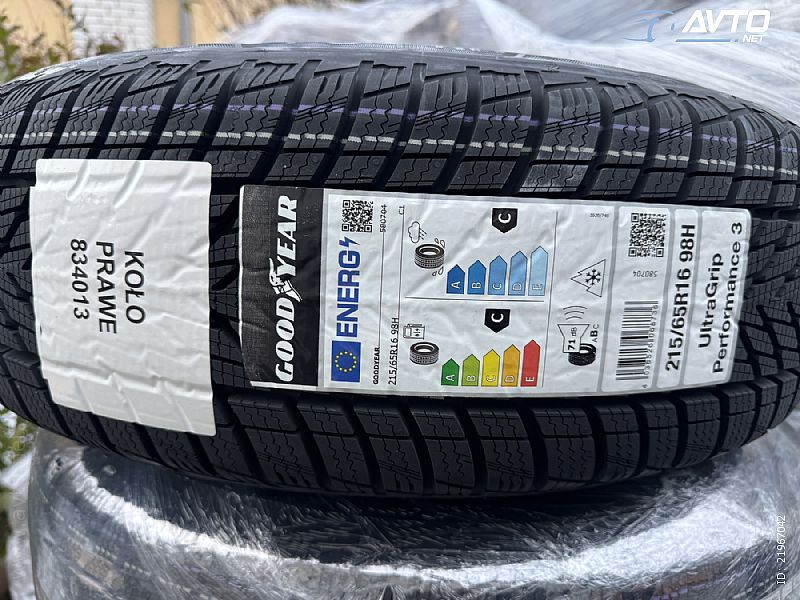 Goodyear&nbsp;ULTRAGRIP PERFORMANCE 3&nbsp;<small>215&nbsp;/&nbsp;65 &nbsp;R&nbsp;16</small>