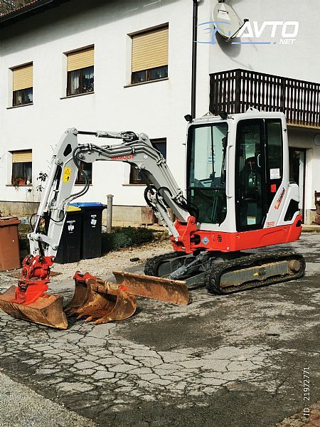 Takeuchi&nbsp;TB 225&nbsp;<small><strong></strong></small>