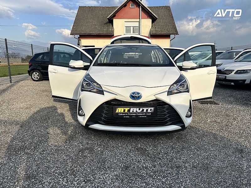 Toyota&nbsp;Yaris&nbsp;<small><strong>5V 1.5 VVT-i hibrid Chic</strong></small>