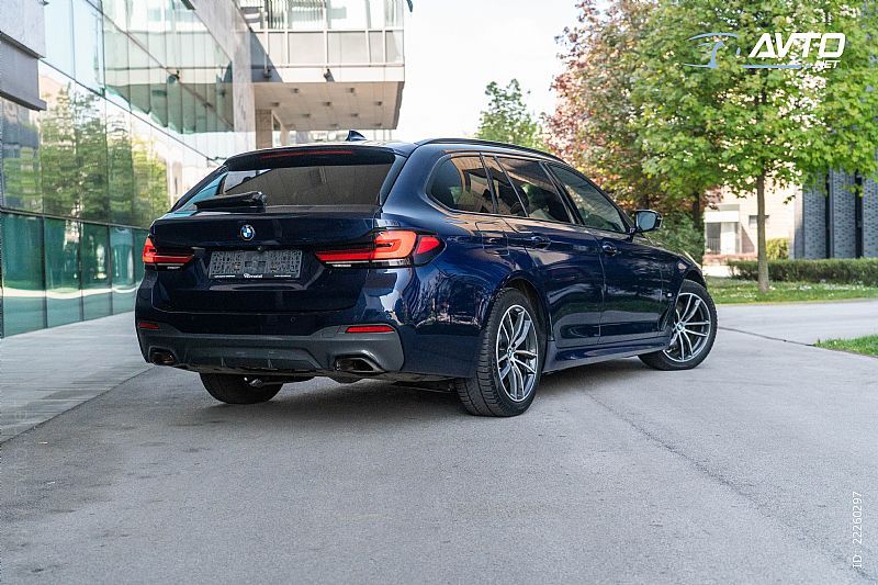 BMW serija 5 Touring: 520d xDrive M-SPORT - 1.LASTNIK - SLO - VL. KLJUKA,  letnik:2022,25900 EUR