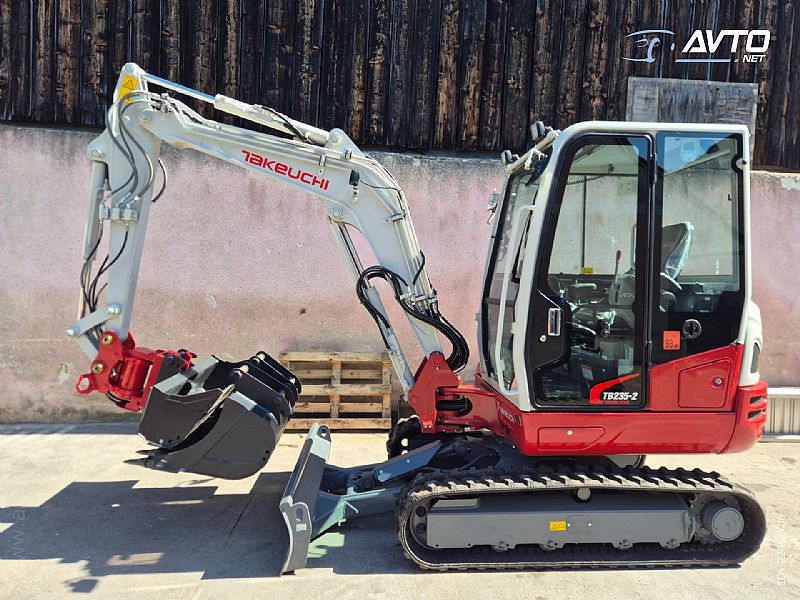 Takeuchi&nbsp;TB235-2  Powertilt - Letnik 2023 - 17ur - klima&nbsp;<small><strong></strong></small>