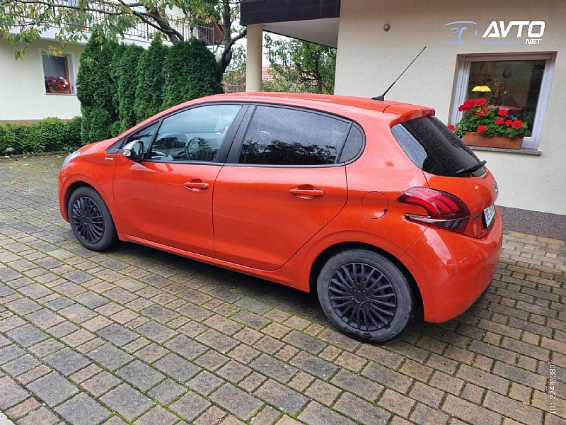 Peugeot&nbsp;208&nbsp;<small><strong>1.2 PureTech 82 Style</strong></small>