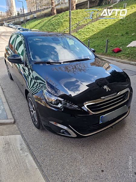 Peugeot&nbsp;308&nbsp;<small><strong>1.2 e-THP PureTech Allure Avt.</strong></small>