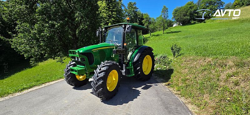 John Deere&nbsp;5090R z naklada�em JD633&nbsp;<small><strong></strong></small>