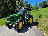 John Deere 5090R z naklada�em JD633