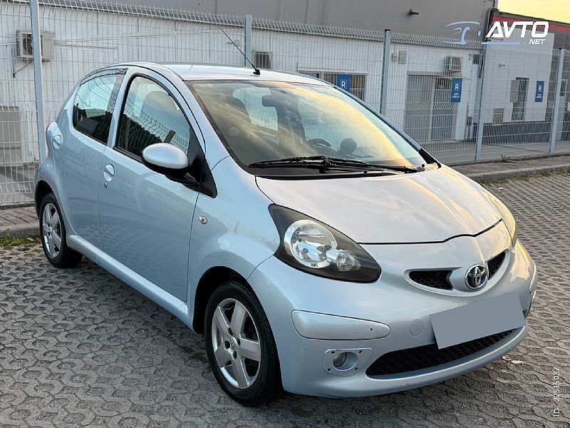 Toyota&nbsp;Aygo&nbsp;<small><strong>+ 1.0 VVT-i</strong></small>
