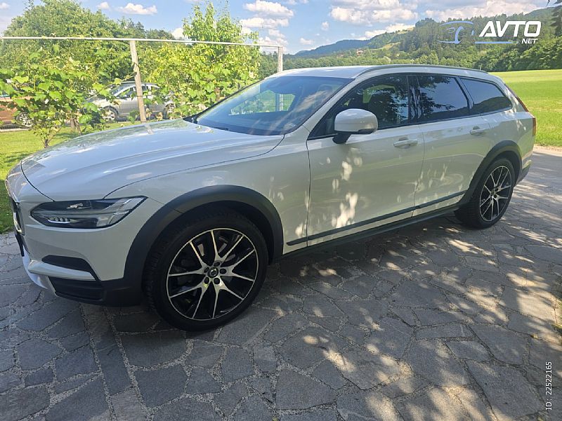 Volvo&nbsp;V90 Cross Country&nbsp;<small><strong>D4</strong></small>