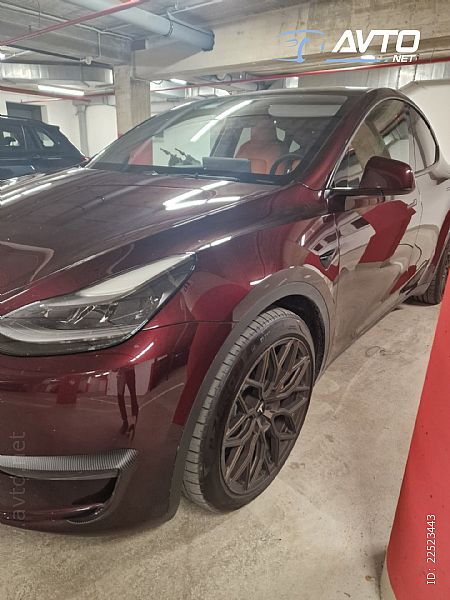 Tesla&nbsp;Model Y&nbsp;<small><strong>Dual Motor AWD Long Range</strong></small>