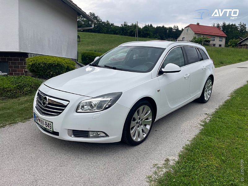Opel&nbsp;Insignia&nbsp;<small><strong>SportsTourer 2.0 CDTI</strong></small>