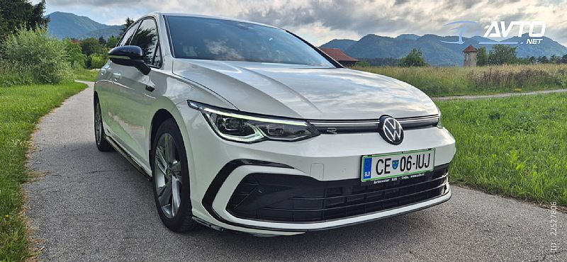 Volkswagen&nbsp;Golf&nbsp;<small><strong>1.5 eTSI R-Line DSG</strong></small>