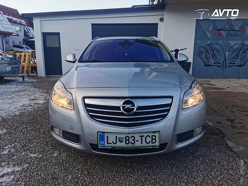 Opel&nbsp;Insignia&nbsp;<small><strong>SportsTourer 2.0 CDTI Sport</strong></small>