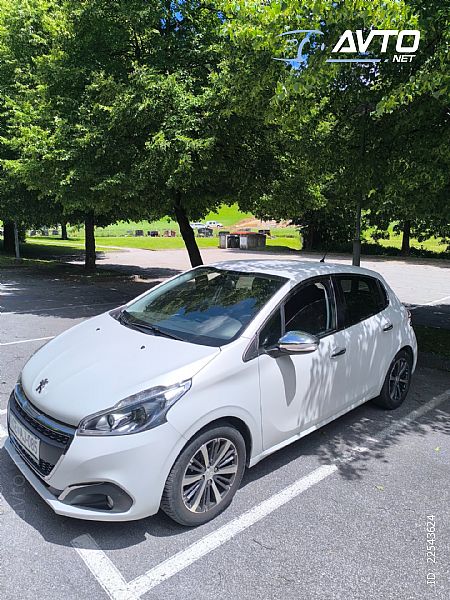 Peugeot&nbsp;208&nbsp;<small><strong>1.2 PureTech 82 Allure</strong></small>
