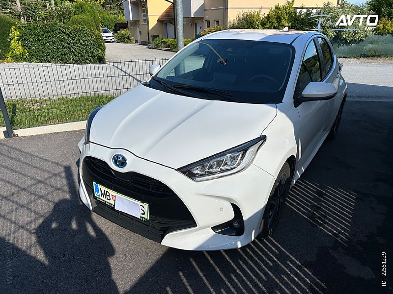 Toyota&nbsp;Yaris&nbsp;<small><strong>Hybrid 115 1.5 VVT-i Sport Avt.</strong></small>