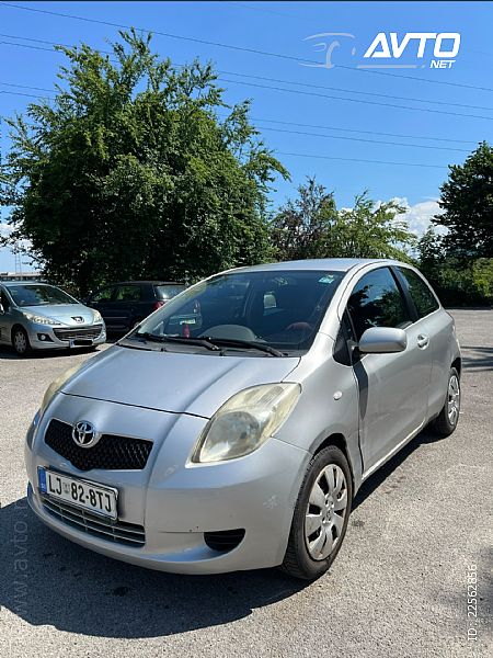 Toyota&nbsp;Yaris&nbsp;<small><strong>1.3</strong></small>
