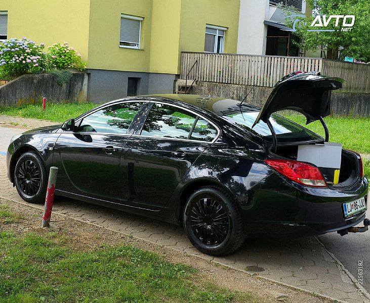 Opel&nbsp;Insignia&nbsp;<small><strong>1.8 16V Cosmo</strong></small>