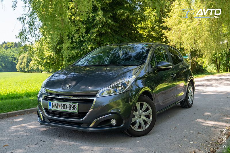 Peugeot&nbsp;208&nbsp;<small><strong>1.2 PureTech 82 Allure</strong></small>